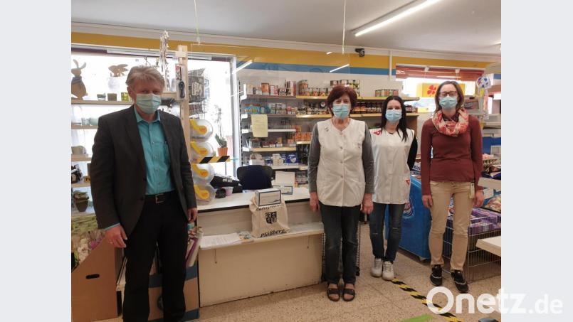 Mund- und Nasenmasken hat die Gemeinde Plößberg unter anderem im Lebensmittelgeschäft Prause übergeben. Links im Bild Bürgermeister Lothar Müller. Bild: exb