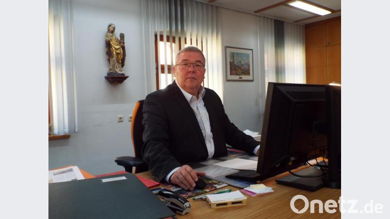 Nach 18 Jahren Erster Bürgermeister in &#039;Schnaittenbach zieht sich Josef Reindl zurück und macht Platz für seinen Nachfolger Marcus Eichenmüller. Bild: e