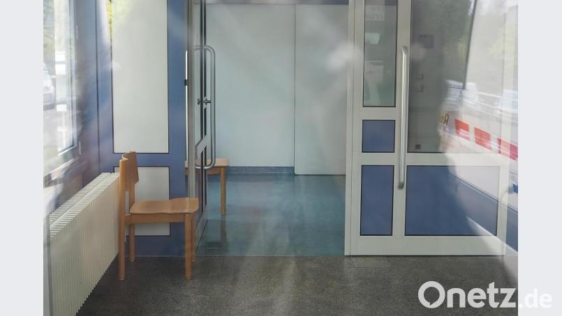 Am Mittwoch gab ein Blick durch die gläsernen Eingangstüren des Nabburger Schwerpunktzentrums noch keine Aufschlüsse über die Rolle als Testzentrum für potenzielle Corona-Patienten. Bild: bl