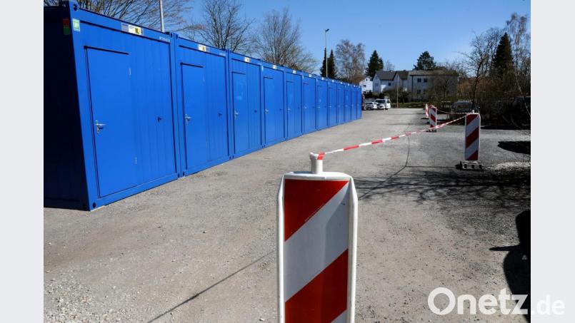 Zwölf blaue Container stehen am Parkplatz des Gesundheitsamtes in der Adalbert-Stifter-Straße. Hier ziehen schon bald Mitarbeiter ein, die das Gesundheitsamt-Personal unterstützen sollen. Bild: Stephan Huber