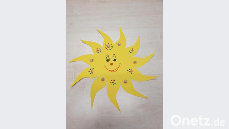 Die Erzieherinnen schrieben den Kindern einen Brief und ermunterten sie dazu, bunte Sonnen zu basteln und in die Fenster zu hängen. Bild: exb