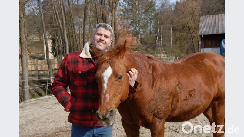 Bernd Hackl auf seiner Ranch im Landkreis Cham mit &quot;Fips&quot;, seinem treuen Quarter Horse, das ihn als Ponyhorse beim Training unterstützt. Bild: ca