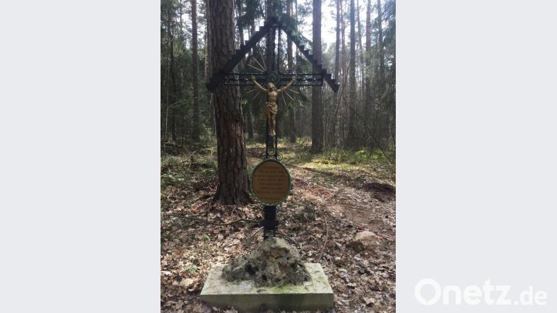 Nur 50 Meter nach dem Eintritt in den Wagrainer Wald findet sich auf dem Weg nach Aschach dieses Gedenkkreuz. Es wurde von Hans Moosburger aus Ammersricht errichtet. Bild: hae