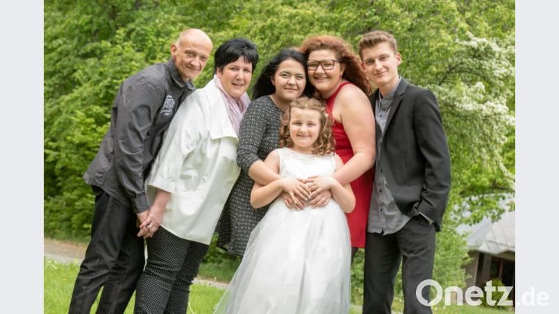 Ein Familienbild aus fröhlichen Tagen - aufgenommen zur Kommunion von Tochter Marie. Heute befinden sich Ferdinand und Simone Kastner mit den Kindern Julia, Marie, Lena und Kevin in Quarantäne. Die vierfache Mutter Simone Kastner hat das Coronavirus. Archivbild: exb