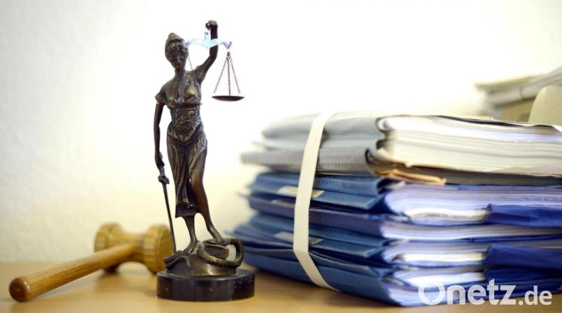 Ein 21-jähriger Mann musste sich vor der Ersten Strafkammer des Landgerichts verantworten. Nach einer Unterredung mit seiner Familie zog er ein Messer und versetzte dem Freund der Schwester einen wuchtigen Stich von hinten in den Oberkörper. Bild: Volker Hartmann/dpa