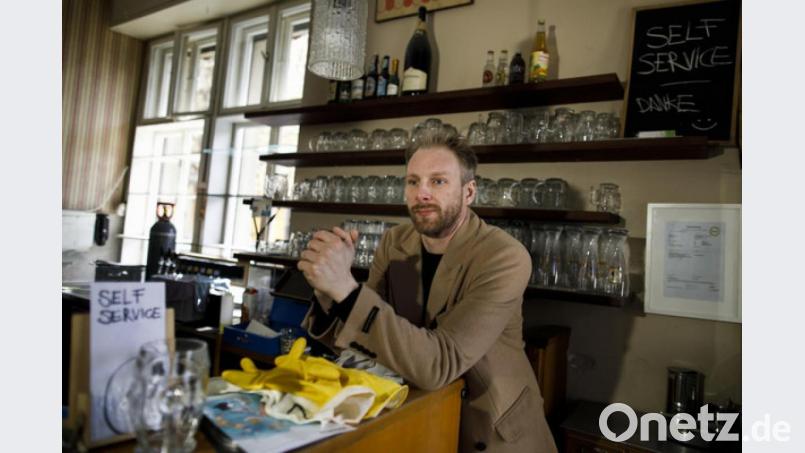 Kneipen und Restaurants bleiben weiter zu: Sebastian Schrader, Wirt der Gaststätte «Kohlenquelle», steht im leeren Gastraum im Stadtteil Prenzlauer Berlin. Bars und Kneipen müssen aktuell geschlossen bleiben und bangen in der Corona-Krise um ihre Existenz. Verschiedene Portale im Netz versprechen Lösungen - aber nicht für alle. Bild: Carsten Koall/dpa