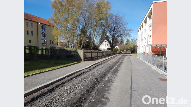 Die Sanierungsarbeiten an der Don-Bosco-Straße in Vohenstrauß haben begonnen. Im Bereich der Grundschule (links) werden 15 Parkplätze entstehen. Bild: ck