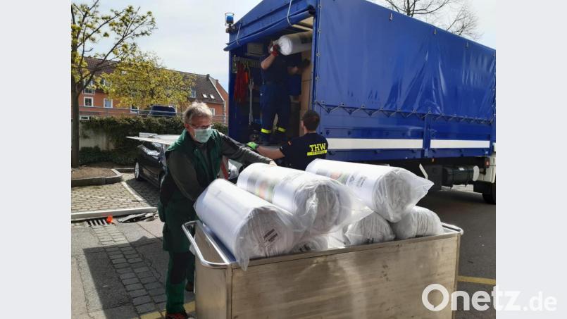 Mit zwei Lkw brachte das Technische Hilfswerk die Ausstattungsgegenstände an das Krankenhaus St. Barbara. Bild: Melanie Schüle/exb