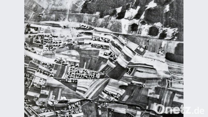 Die große Explosion: Am 16. April bombardieren US-Tiefflieger in Weiden einen Zug mit Sprengstoff. Mindestens 60 Menschen sterben, darunter Lokomotivführer Johann Grünwald, der den Zug aus dem Bahnhof fährt und Weiden vor einer noch größeren Katastrophe bewahrt. Der Blick aus einem US-Flugzeug zeigt die zwei riesigen Explosionstrichter. Bild: Archiv Oberpfalz-Medien