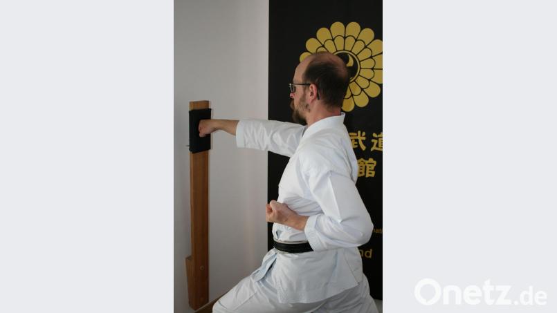 Christian Büchner trainiert im hauseigenen Dojo am &quot;Makiwara&quot;, einem traditionellen Übungsgerät zur Abhärtung kraftvoller Schläge. Bild: sne