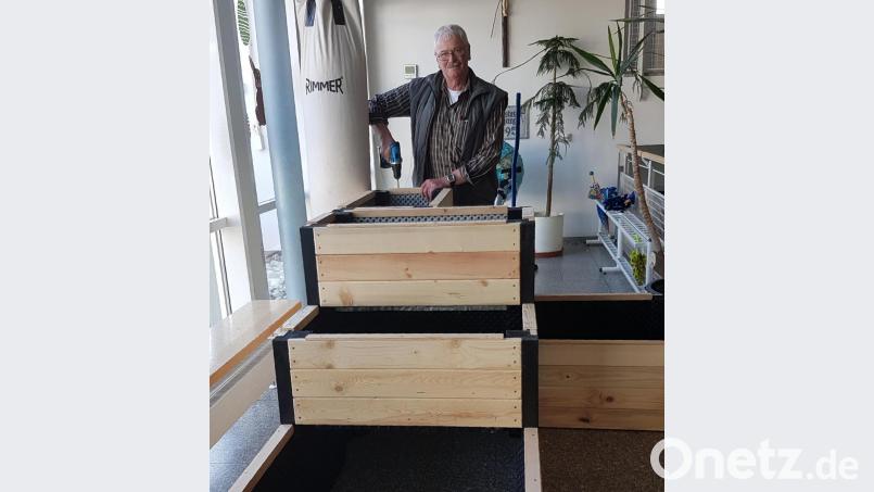 Hausmeister Bonifatius Vogl hat die Hochbeete für den Schulgarten selbst gebaut. Bild: nis