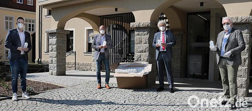 Die beiden Geschäftsführer der Firma Trassl aus Immenreuth, Patrick Stumpf und Dieter Braun, sowie Landrat Wolfgang Lippert und der Immenreuther Bürgermeister Josef Hecht (von links) bei der Spendenübergabe. Bild: Landkreis Tirschenreuth/exb
