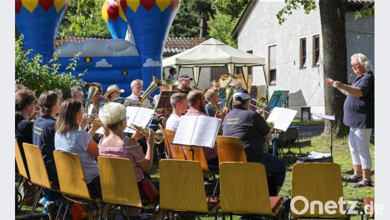 Der Posaunenchor Wildenreuth unter der Leitung von Lydia Meissner (rechts) ist einer von 22 des Dekanats Weiden. Aus ihren Reihen stammt Susanne Kropf, die seit ein paar Wochen neue stellvertretende Landesobfrau des Posaunenchorverbandes Bayern ist. Archivbild: njn