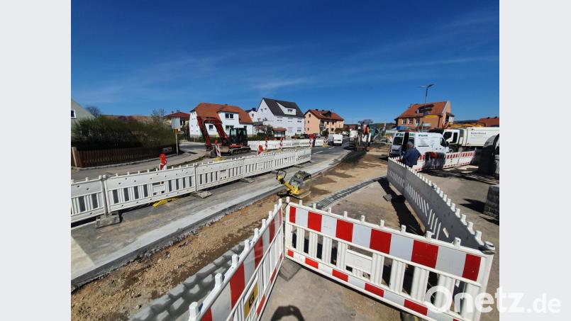 Im Bereich der Oberviechtacher Straße und Neunburger Straße wird noch eine neue Asphaltschicht aufgetragen, ehe dort am kommenden Donnerstag der Verkehr wieder fließen kann. Bild: Tietz