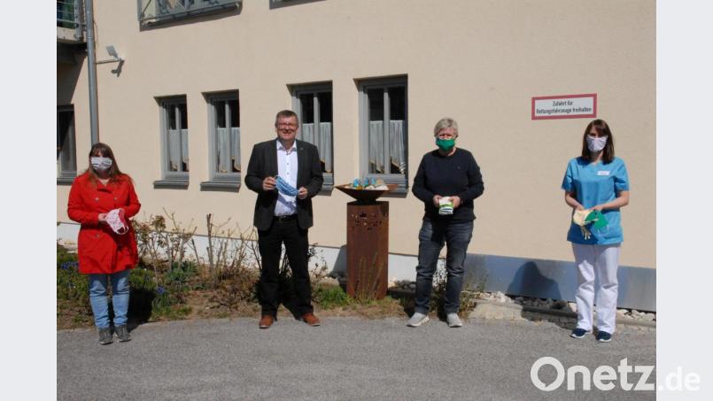 Bei der Übergabe der genähten Masken (von links): Bürgermeister Peter Braun, Sabine Arnoldo, stellvertretende Leiterin der Caritas-Sozialstation in Ensdorf und Michaela Mehringer. Bild: pop