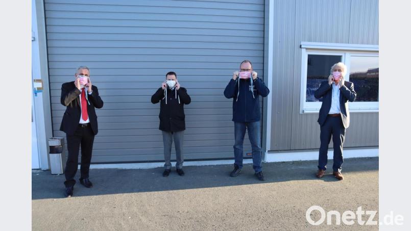Mit diesem Foto appellierten (von links) Oberbürgermeister Kurt Seggewiß, Bürgermeister Jens Meyer, Landrat Andreas Meier und Landrat Wolfgang Lippert an die Bürger, in der Öffentlichkeit Mund- und Nasen-Masken zu tragen. Auf einem weiteren Foto, das nicht von Oberpfalz-Medien veröffentlicht wurde, waren die Protagonisten näher zusammenstehend zu sehen. Bild: exb