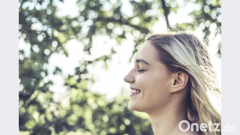 Wissenschaftler gehen davon aus, dass eine optimistische Lebenseinstellung zu etwa 30 Prozent genetisch im Charakter verankert ist. Der überwiegende Rest ist das Ergebnis von positiven Erfahrungen sowie Entscheidungssache. Bild: luna – stock.adobe.com