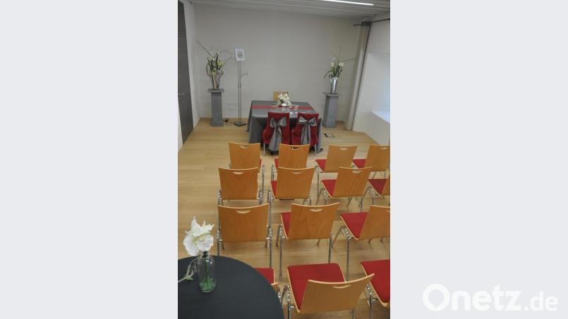 Nachdem der Umbau des Rathaussaals ansteht, wurde ersatzweise in der „Fronfeste“ ein Trauzimmer geschaffen. Jetzt nahm der Ferienausschuss die offizielle Widmung des Raumes vor. Bild: ws