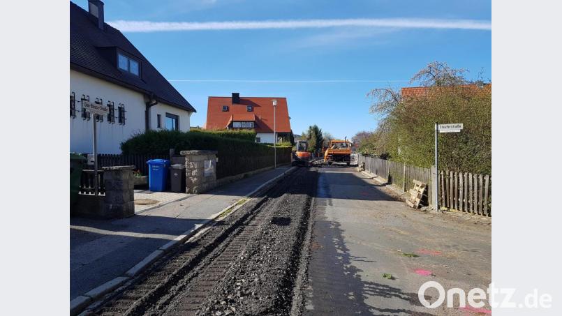 Die Don-Bosco-Straße wird saniert und im selben Zug mit neuen Wasserleitungen ausgestattet. Die Maßnahme übernehmen Arbeiter des städtischen Bauhofs. Bild: ck