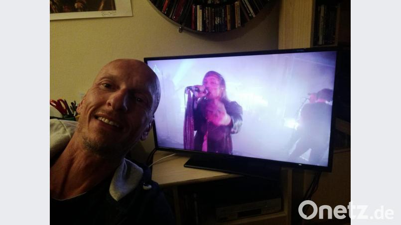 Da rockt das Home-Office: Die norwegische Metal-Band Kvelertak spielt live im Internet. Bild: rg
