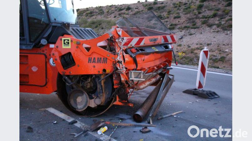Ein Lkw-Fahrer krachte auf der A3 bei Regensburg in eine Planierwalze. Bild: Alexander Auer