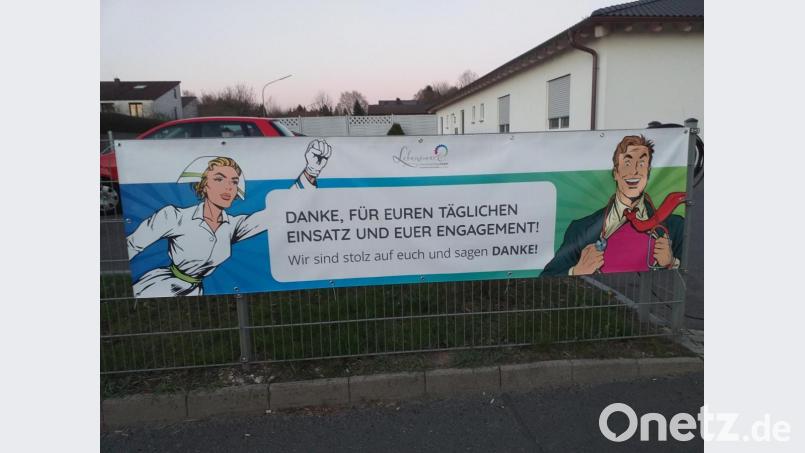 Dieser Banner hängt am Zaun vor dem Gebäude der Wohngemeinschaft &quot;Lebenswert&quot; in der Mitterteicher Straße in Tirschenreuth. Bild: hä