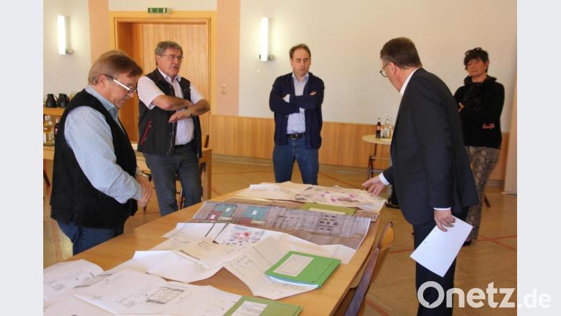 Bürgermeister Franz Stahl (Zweiter von rechts) erläuterte dem Ferienausschuss, aufgeteilt in zwei Gruppen, die auf Tischen aufgelegten Baupläne. Bild: kro