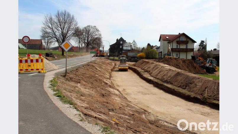 Aller guten Dinge kommen doch noch zu einem Ende: Über 15 Jahre wurde über den Radweg zwischen Oberndorf und Wirbenz diskutiert, aktuell werden das letzte kleine Teilstück sowie eine Überquerungshilfe in Oberndorf gebaut Bild: stg
