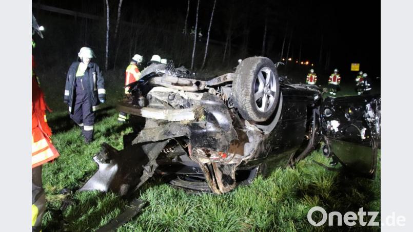 Die Einsatzkräfte mussten viele Trümmer des Wagens einsammeln. Bild: jma