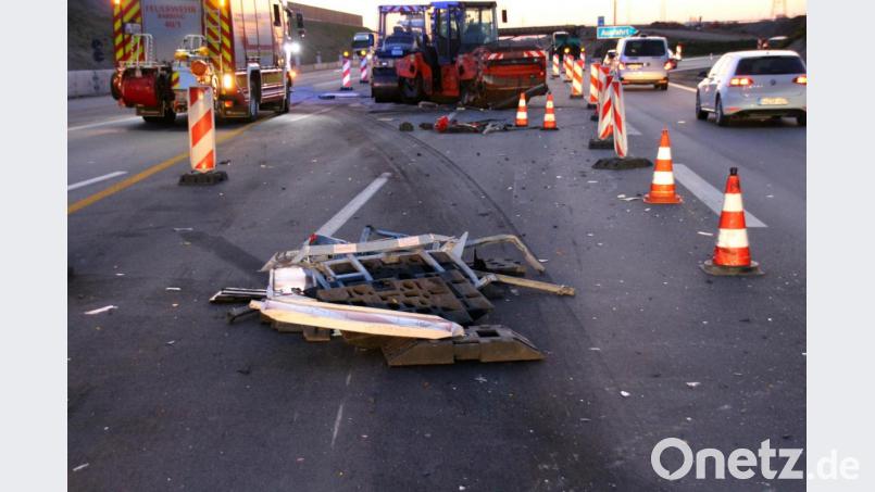 Eine Planierwalze und ein weiteres Baustellenfahrzeug wurden bei dem Unfall beschädigt, als ein Lkw sie rammte. Bild: Alexander Auer