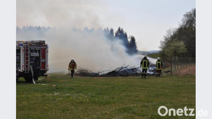 Unmittelbar an der Bundesstraße 22 und der Autobahn A 6 brannte ein größeres Areal mit Geäst und kleinen Bäumen, die vermutlich zum Abtransport für die Hackschnitzelverarbeitung gelagert waren. Bild: dob