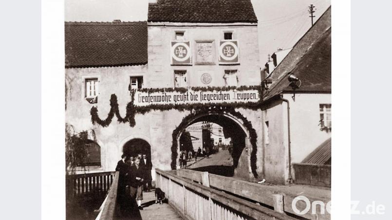 Weil die Durchfahrt für die amerikanischen Panzer zu klein war, wurde das historische Stadttor am Stadtweiher am 21. April 1945 von amerikanischen Pionieren gesprengt. Repro: mor