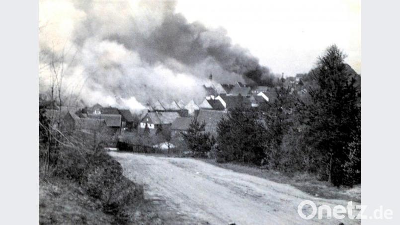 Am 19. April 1945 zerstörten acht amerikanische Jagdbomber vom Typ P-47 Thunderbold große Teile der Altstadt von Neustadt am Kulm. Die abgeworfenen Brandbomben verwandelten Teile des Marktplatzes schon nach wenigen Minuten ein in ein gigantisches Flammenmeer. Das Bild wurde vom Rauher Kulmweg in Richtung Ortszentrum aufgenommen. Repro: ow
