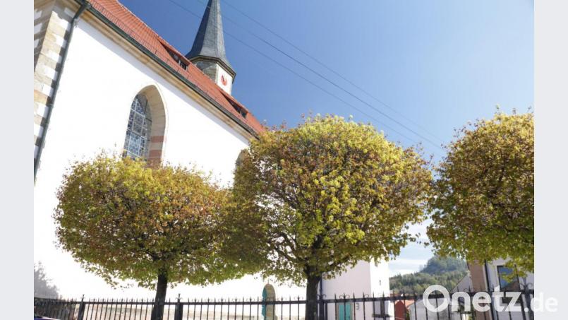 Das junge Laub der Ahorne und das Gebäude der Kirche sind beide ein Sinnbild für das wiederkehrende Leben. Passend zur Auferstehung Jesu und dem neu geschenkten Leben für alle, die an Jesus glauben. Bild: rpp