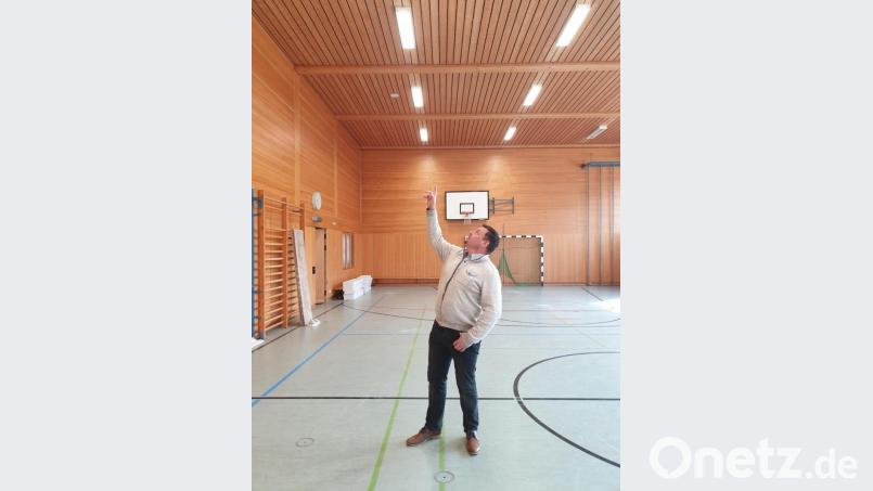 Bürgermeister Markus Ludwig freut sich eigenen Worten zufolge sehr, dass im Gemeindezentrum endlich eine zeitgemäße Beleuchtung installiert wurde. Bild: Eichl