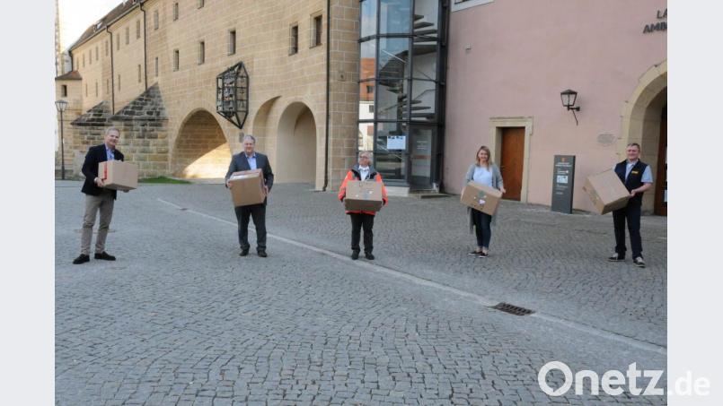 In jedem dieser Pakete befinden sich wertvolle FFP2- und Mund-Nasen-Schutzmasken, die an Senioren- und Pflegeheime im Landkreis verteilt werden. Von links: Werner Conrad, Landrat Richard Reisinger, Versorgungsarzt Dr. Michael Scherer sowie die Fachberater von BRK und ASB, Joanna Sladki und Andreas Brunner. Bild: Christine Hollederer/exb