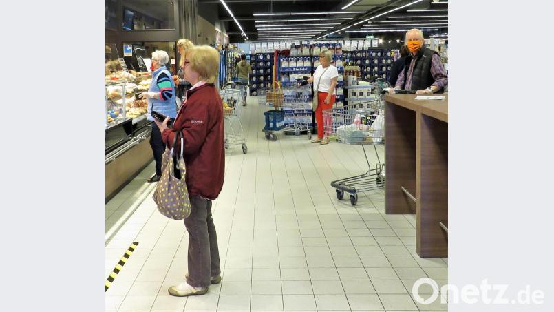 Abstand vor der Ladentheke ist eine Selbstverständlichkeit in Tirschenreuth. Bild: ubb