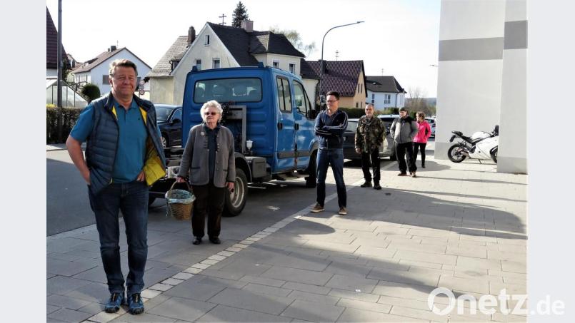 "Eins mit Stern" im disziplinierten Verhalten für die Wiesauer: Vorbildlich stehen die sechs Kunden vor der Bäckerei Kutzer am frühen Morgen schon an, um sich ihre Backwaren zu holen. Bild: ubb