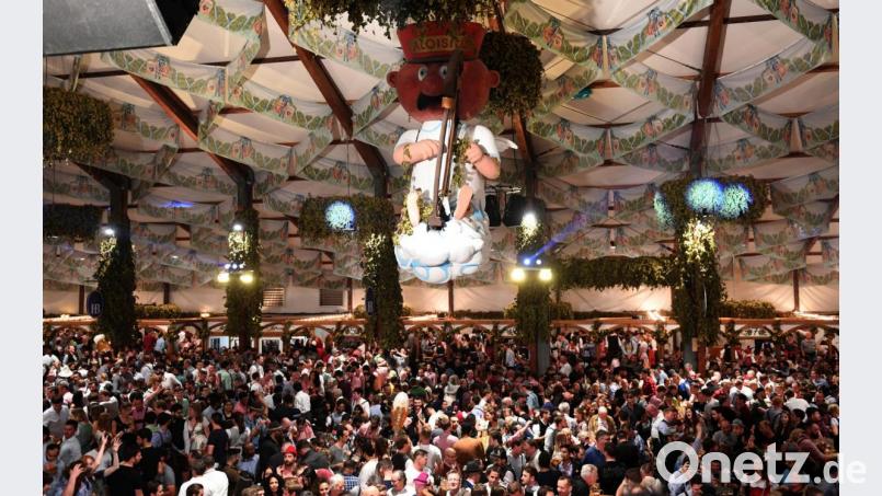 Die Figur des Engel Aloisius hängt an der Decke des Hofbräuzelts. Ministerpräsident Markus Söder sieht wegen der Corona-Pandemie das Oktoberfest in diesem Jahr in akuter Gefahr. Bild: Felix Hörhager/dpa