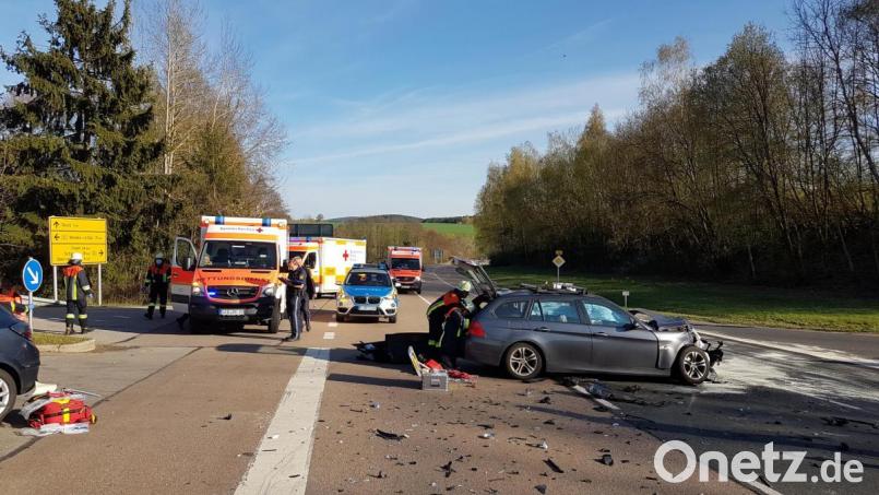Drei Personen wurden bei einem Unfall auf der Teunzer Kreuzung schwer verletzt. Bild: frd