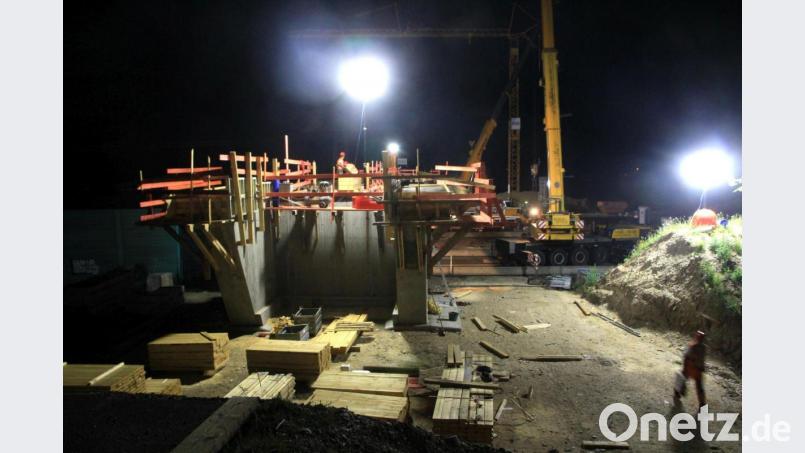 Die Bauarbeiten auf der A3 bei Regensburg ziehen sich hin. Sehr personalintensive nächtliche Arbeiten - wie hier im Bild - gibt es zukünftig kaum mehr - die Baufirmen haben wegen der Corona-Pandemie nicht mehr genügend Mitarbeiter dafür. Bild: Alexander Auer