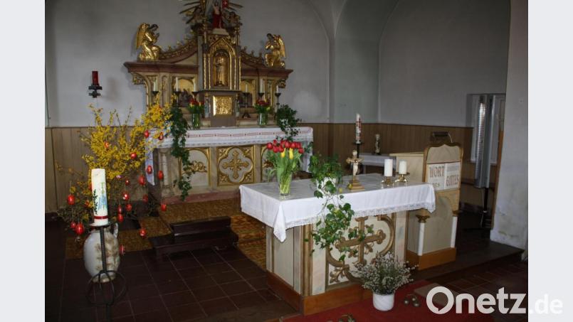 In liebevollem österlichen Schmuck zeigt sich auch die Herz-Jesu-Kirche in Zessau. In kunstvoller Handarbeit hat Therese Scharf aus Gänsmühle die roten Ostereier mit christlichen Symbolen und Versen gefertigt.. Bild: bjp