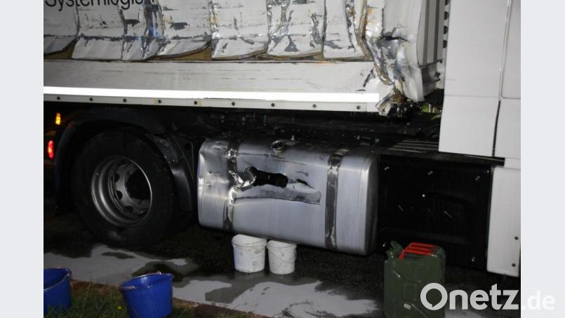 Ein aufgerissener Tank führte auf der A3 zu einer über vier Kilometer langen Dieselspur auf der Fahrbahn. Spezialkräfte mussten die Autobahn stundenlang reinigen. Bild: Alexander Auer