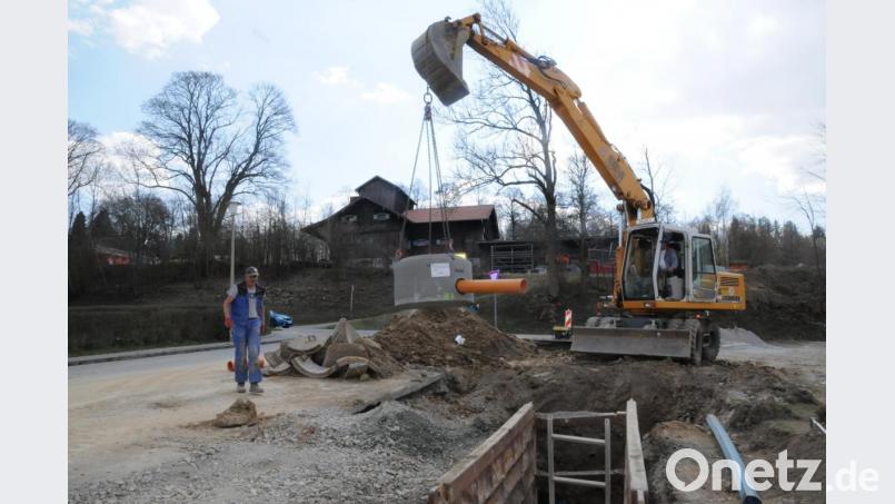 In der Leuchtenberger Straße haben die Vorarbeiten für die Verlegung von Kanal- und Wasserleitung begonnen. Mit der Sperrung der Kreisstraße NEW 33 werden die Arbeiten zur Verlegung Leitungen in Richtung neues Funktionsgebäude (im Hintergrund auf der leichten Anhöhe) fortgesetzt. Bild: bey