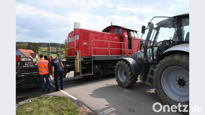 Das ging nochmal glimpflich aus: Der Traktor neben der Lokomotive. Bild: gf