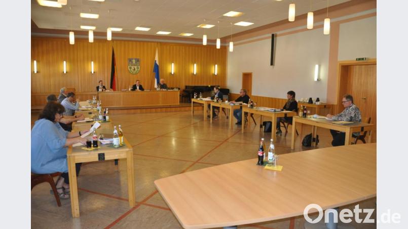 Der Ferienausschuss, bestehend aus acht Stadträten, war auch ein Zugeständnis an die Coronakrise. An Einzeltischen platziert, billigten die Stadträte einhellig den aktuellen Haushalt. Bild: ws