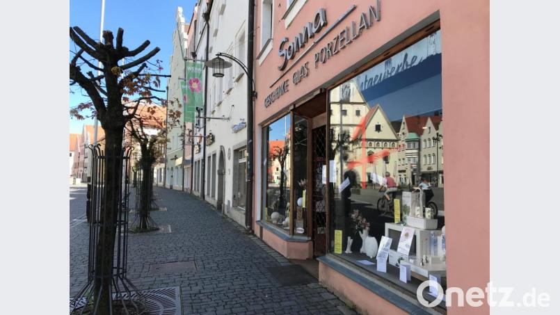 Läden mit einer Verkaufsfläche bis zu 800 Quadratmetern dürfen ab 27. April wieder öffnen. Tobias Sonna, Vorsitzender des Weidener Einzelhandelsverbands, ist erleichtert. Bild: Gabi Schönberger