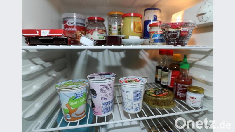 Ein Kühlschrank voller Lebensmittel – sie alle haben ein Mindesthaltbarkeitsdatum. Wie damit umzugehen ist, darüber klärt diese Ratgeber-Seite auf. Bild: Wolfgang Steinbacher
