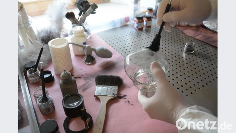 Pinseln geht immer. Der Klassiker bei der Spurensicherung wird heute noch angewandt: Aufgestäubtes Metallpulver oder auch Bärlappsporen heften sich an Fingerspuren. Bild: gsb