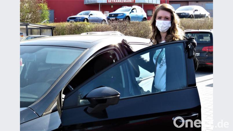 Christiane Eckstein kauft mit Mundschutz und Handschuhe ein. Ihre Familie lässt sich daheim, um unnötige Kontakte weitgehend zu vermeiden. Bild: ubb